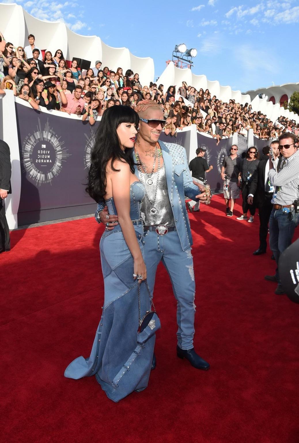 16P Katy Perry busty wearing a strapless dress at the 2014 MTV Video Music Awards in