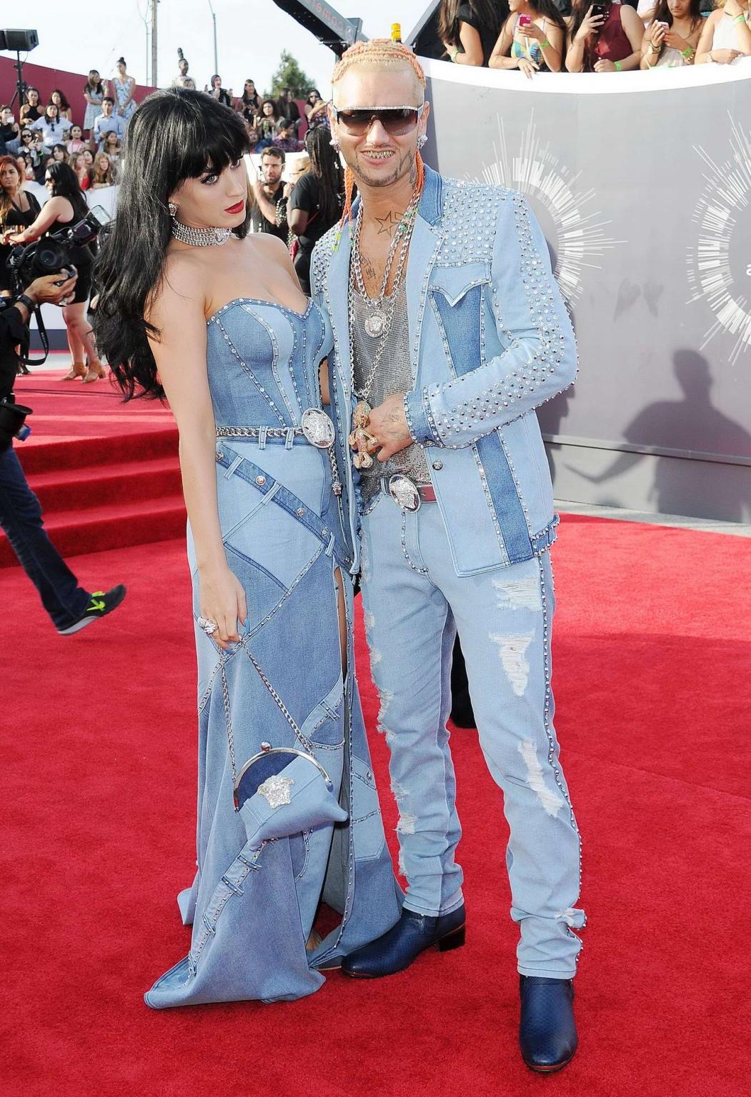 16P Katy Perry busty wearing a strapless dress at the 2014 MTV Video Music Awards in