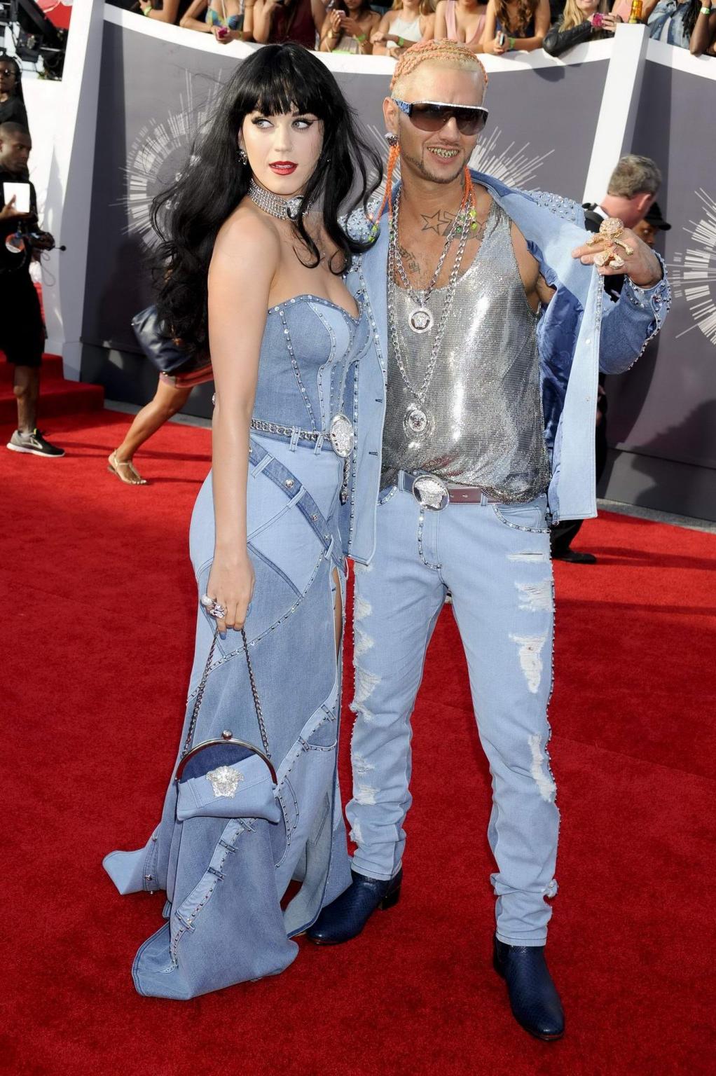 16P Katy Perry busty wearing a strapless dress at the 2014 MTV Video Music Awards in