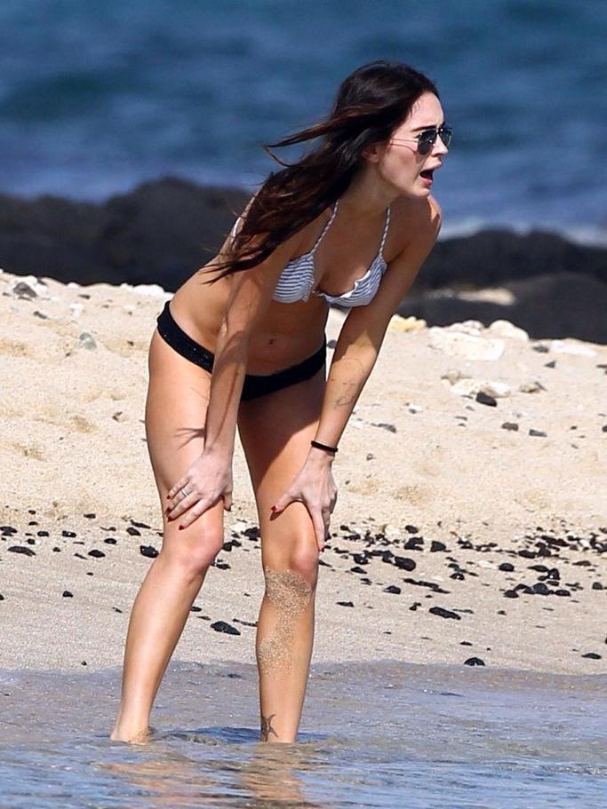 15P Megan Fox  posing nude in bath  see her perfect nude ass