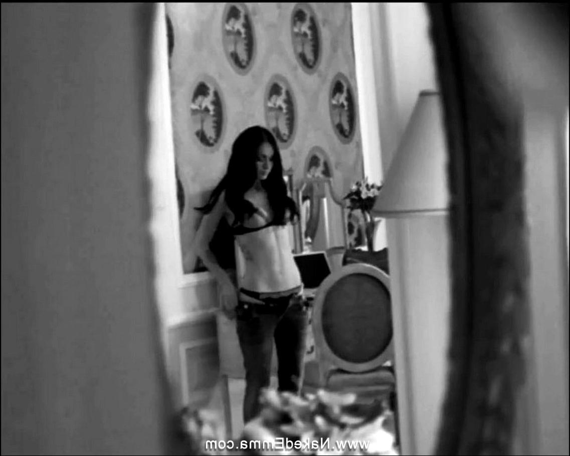 15P Megan Fox  posing nude in bath  see her perfect nude ass