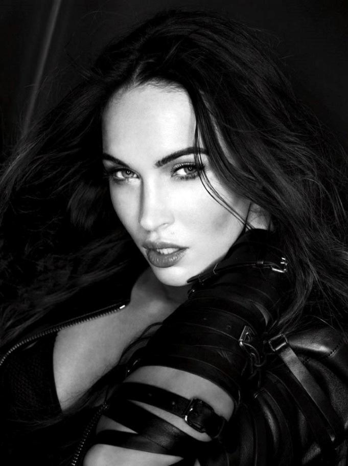 15P Megan Fox  posing nude in bath  see her perfect nude ass