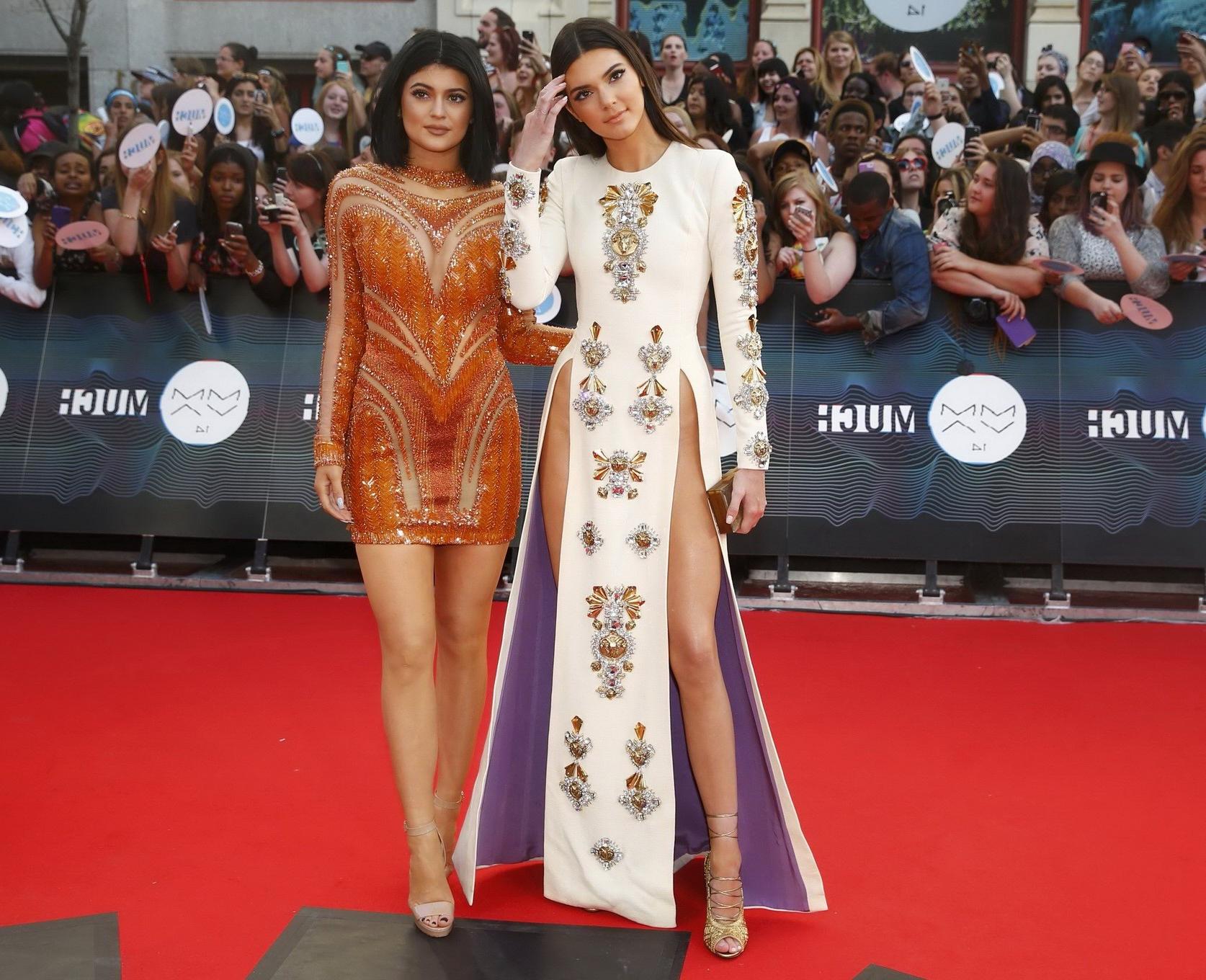 16P Kendall and Kylie Jenner braless and pantyless at MuchMusic Video Awards in Toro