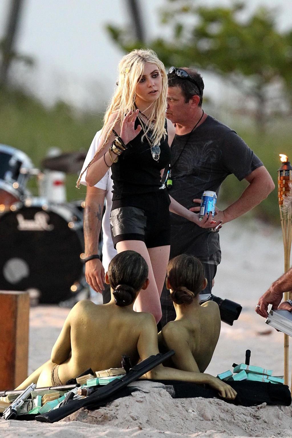 16P Taylor Momsen shooting a music video on Miami Beach with two bodypainted models