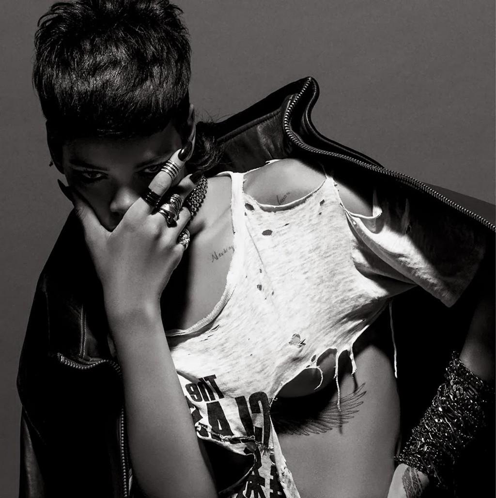 16P Rihanna fully nude but covered posing as the serpent-haired queen Medusa for the