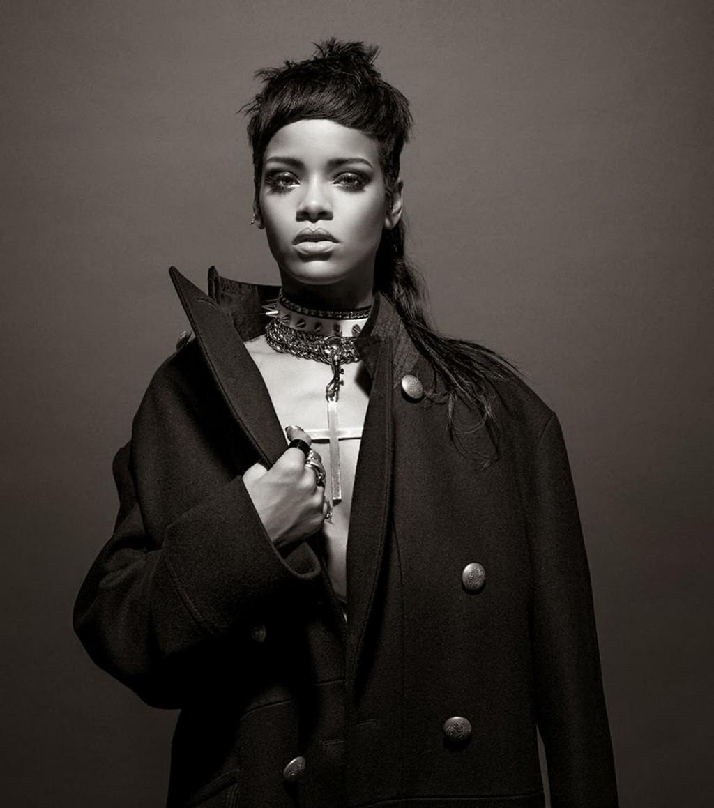 16P Rihanna fully nude but covered posing as the serpent-haired queen Medusa for the