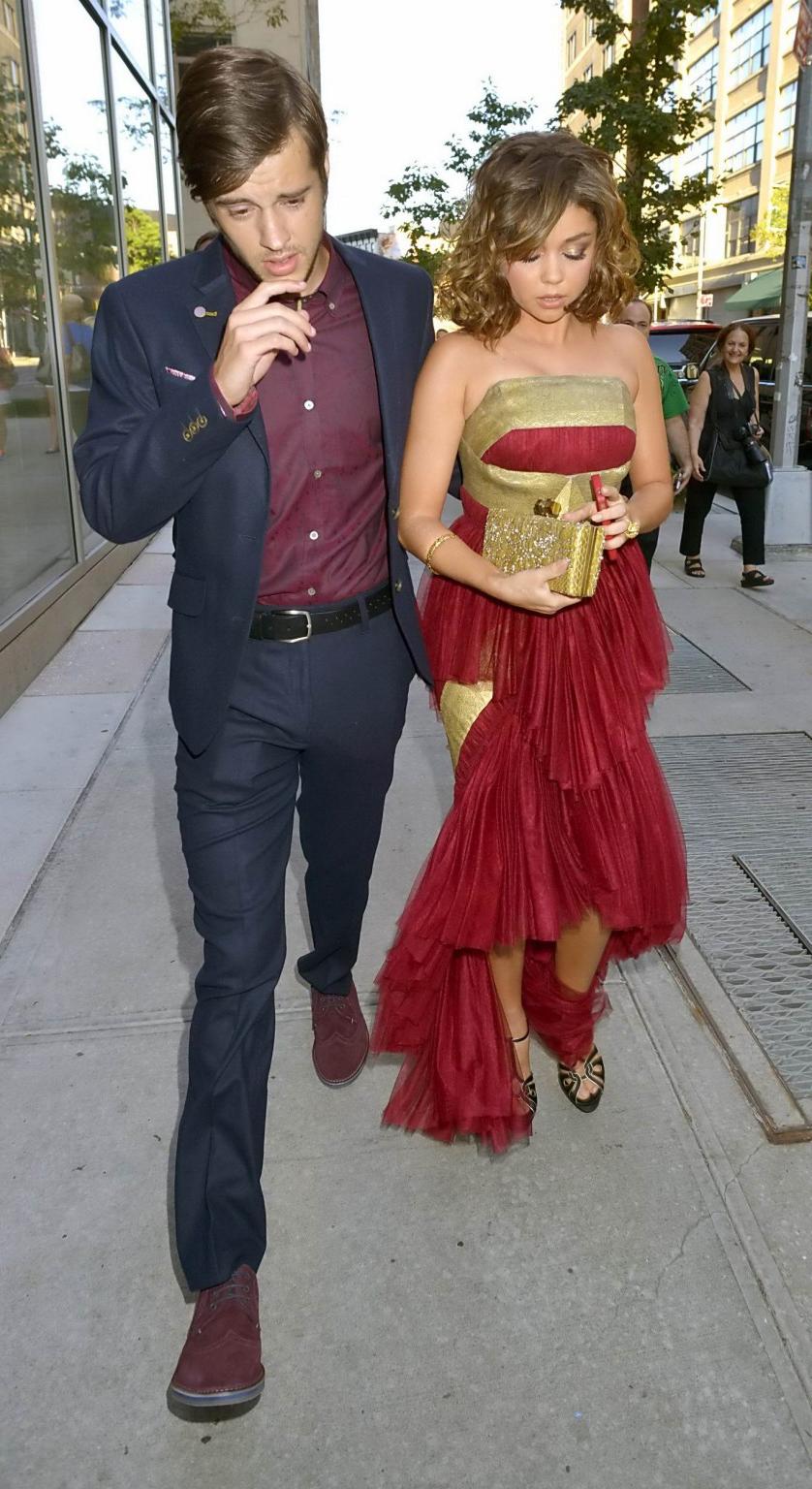 16P Sarah Hyland wearing red hot strapless dress at 2013 MTV Video Music Awards in N