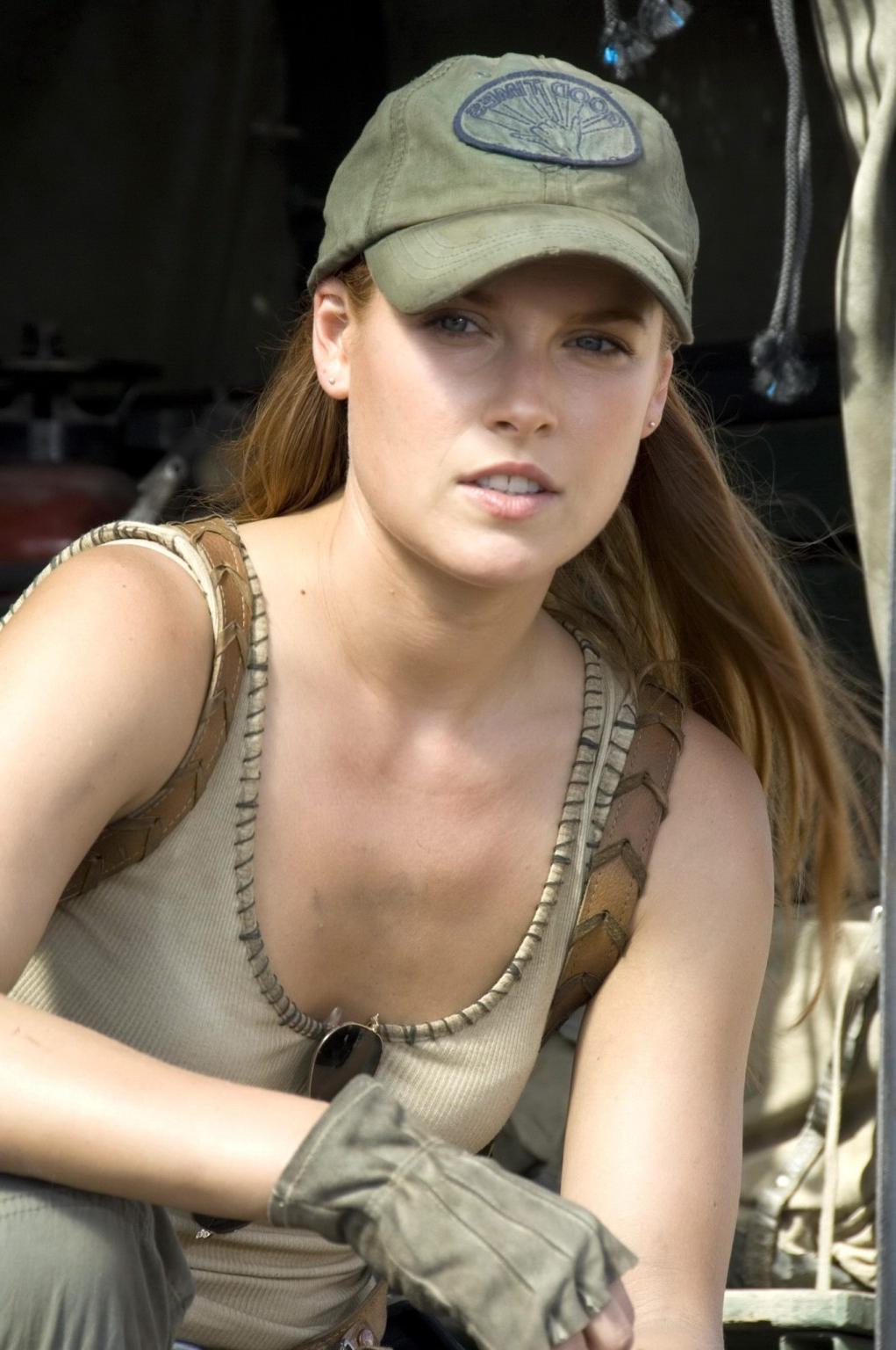 16P Ali Larter looks very hot wearing a military outfit in 'Resident Evil: Extinctio