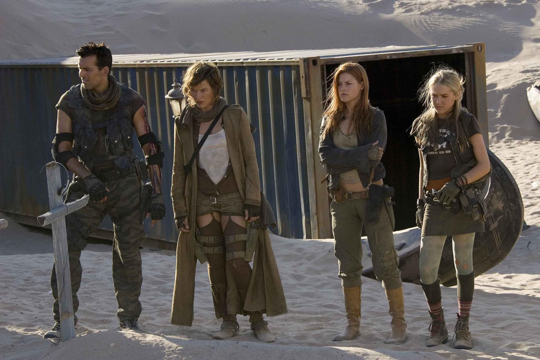 16P Ali Larter looks very hot wearing a military outfit in 'Resident Evil: Extinctio