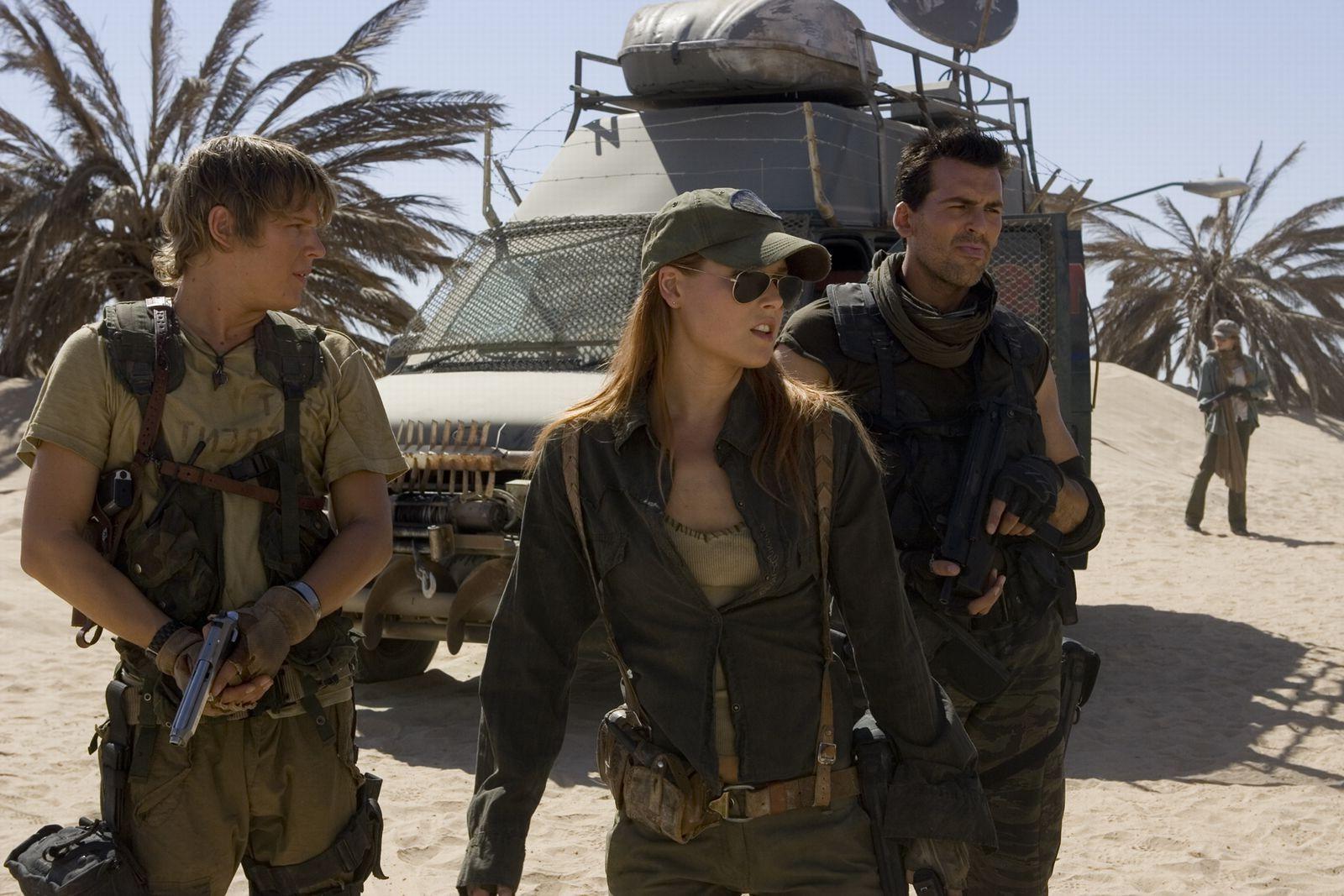 16P Ali Larter looks very hot wearing a military outfit in 'Resident Evil: Extinctio
