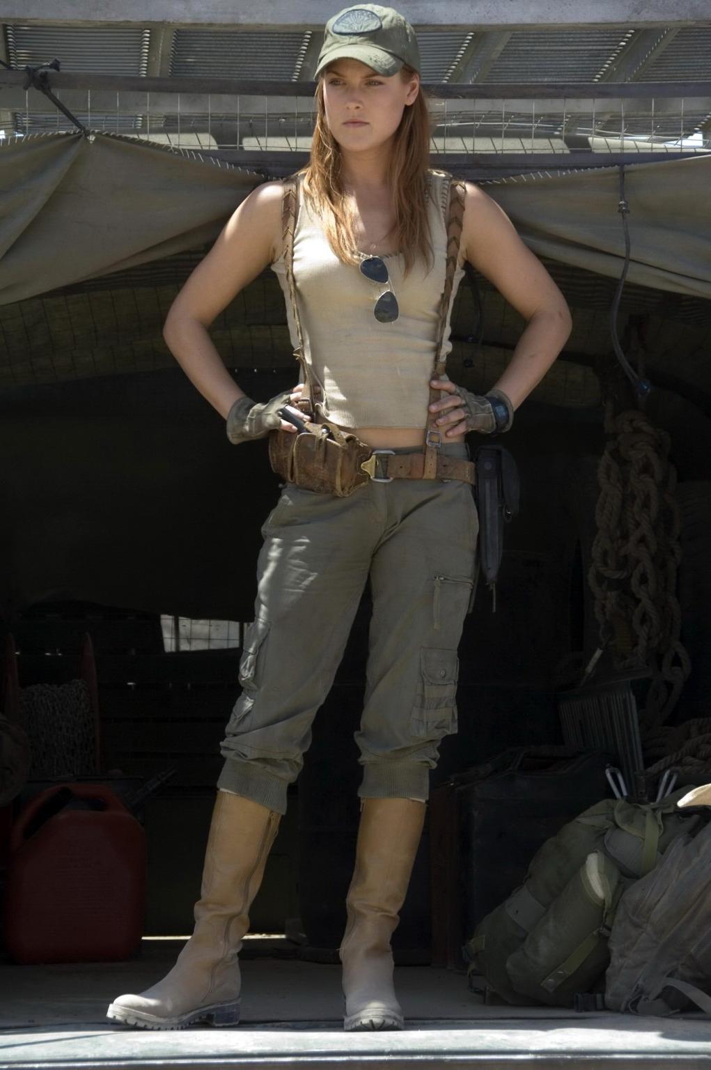 16P Ali Larter looks very hot wearing a military outfit in 'Resident Evil: Extinctio