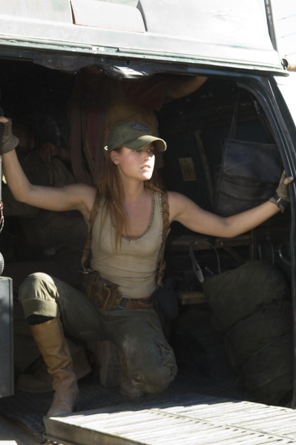 16P Ali Larter looks very hot wearing a military outfit in 'Resident Evil: Extinctio
