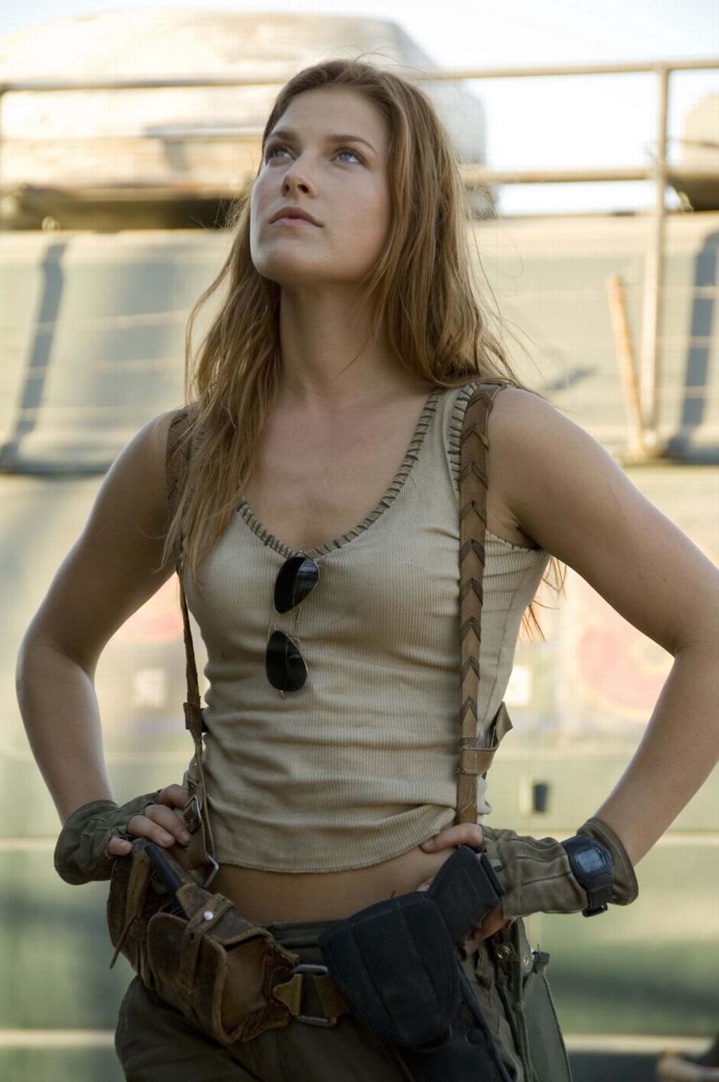 16P Ali Larter looks very hot wearing a military outfit in 'Resident Evil: Extinctio