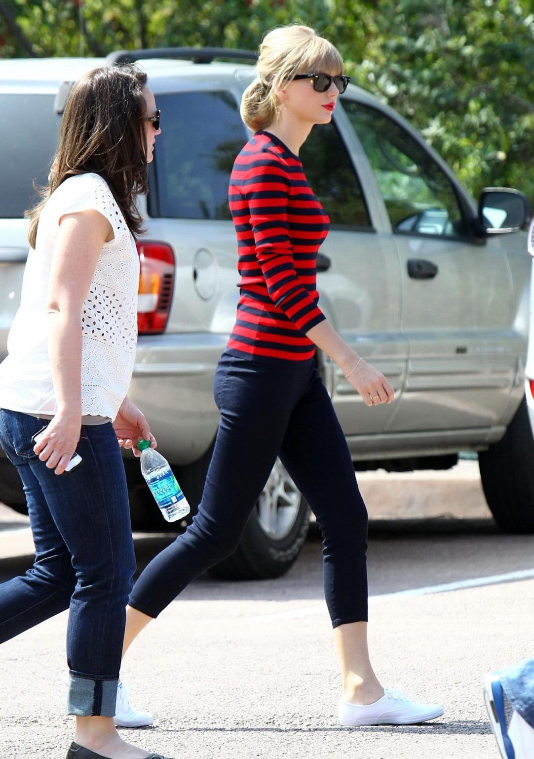 16P Taylor Swift showing off her ass  legs on the music video set in LA