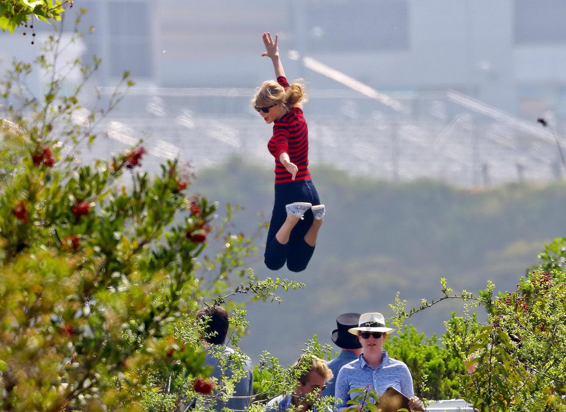 16P Taylor Swift showing off her ass  legs on the music video set in LA