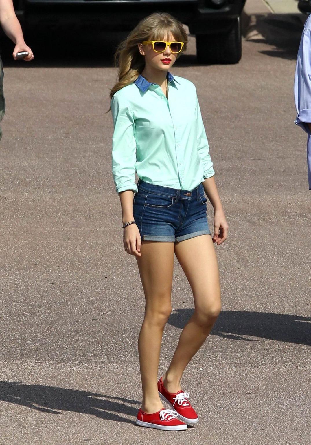 16P Taylor Swift showing off her ass  legs on the music video set in LA