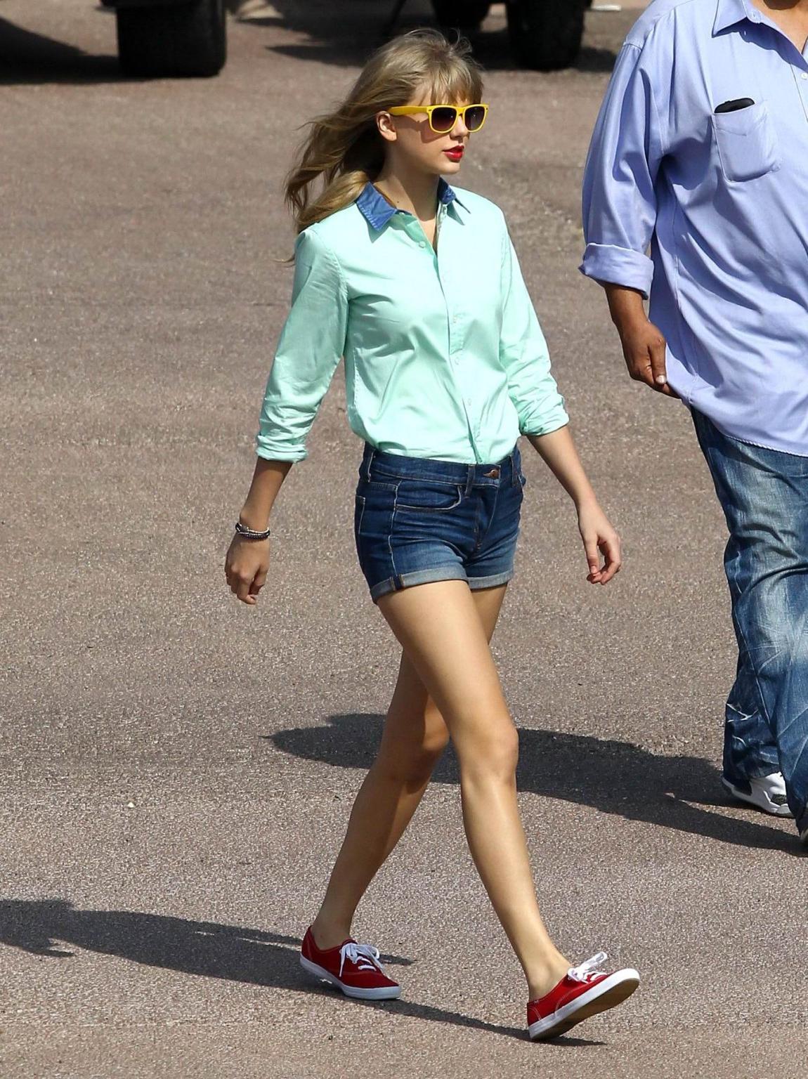 16P Taylor Swift showing off her ass  legs on the music video set in LA