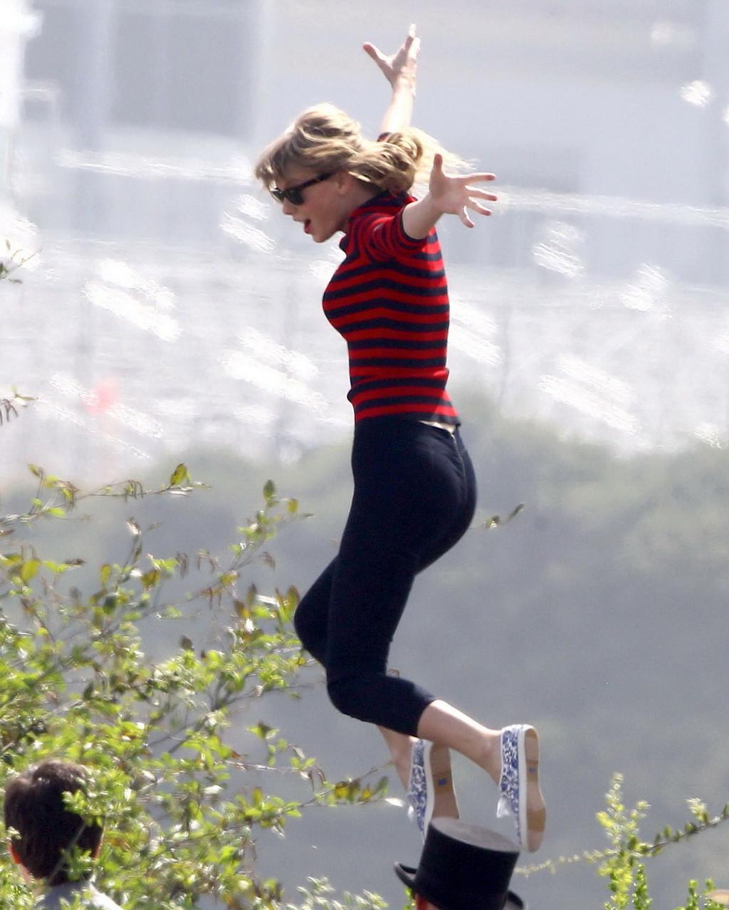 16P Taylor Swift showing off her ass  legs on the music video set in LA