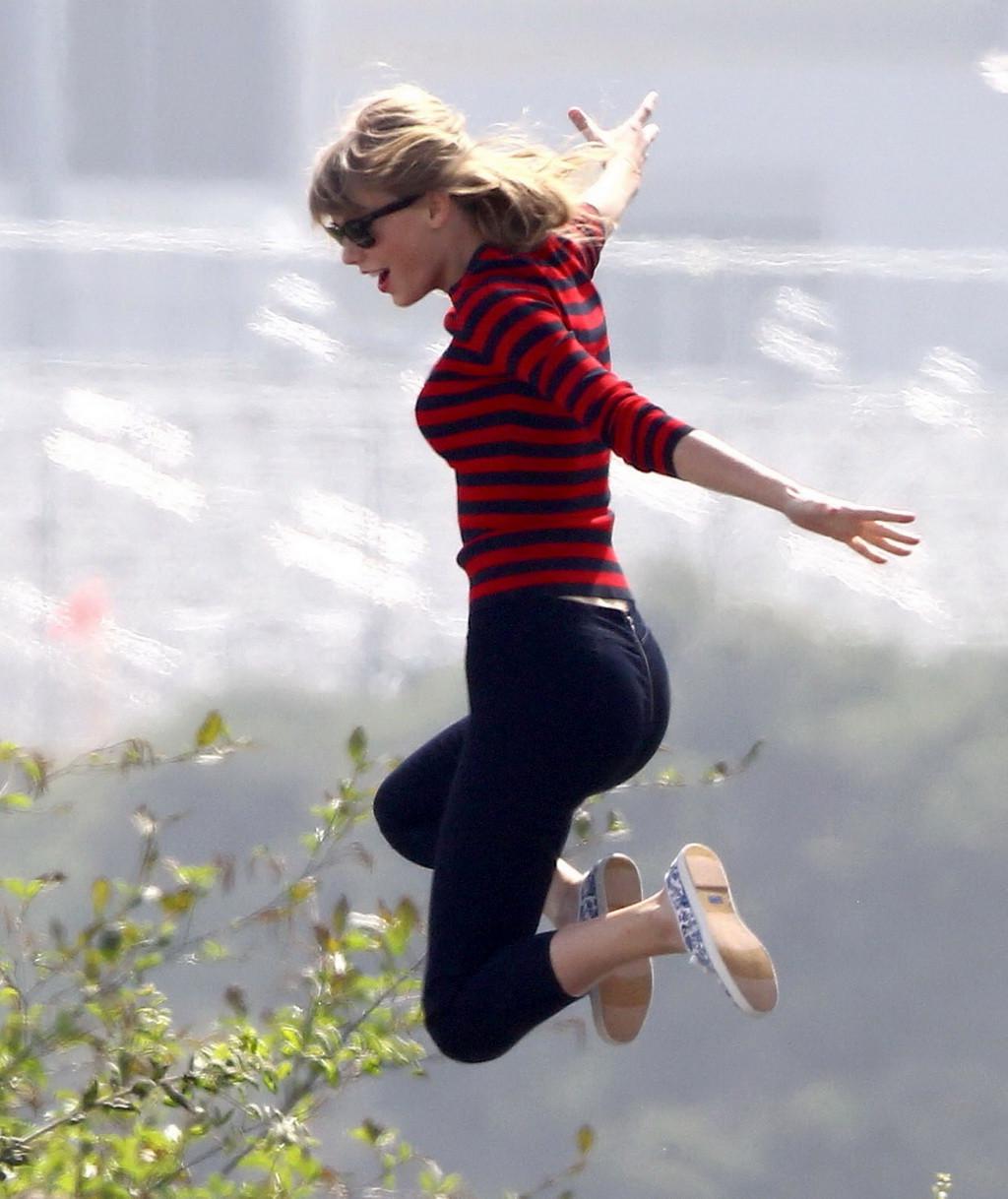 16P Taylor Swift showing off her ass  legs on the music video set in LA