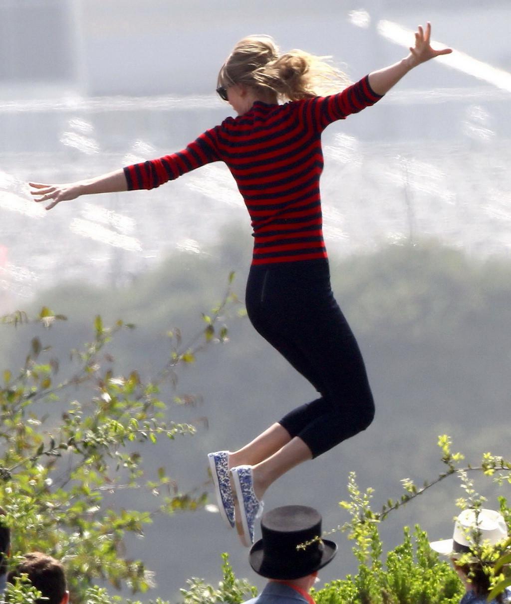 16P Taylor Swift showing off her ass  legs on the music video set in LA