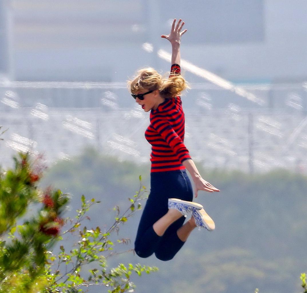 16P Taylor Swift showing off her ass  legs on the music video set in LA