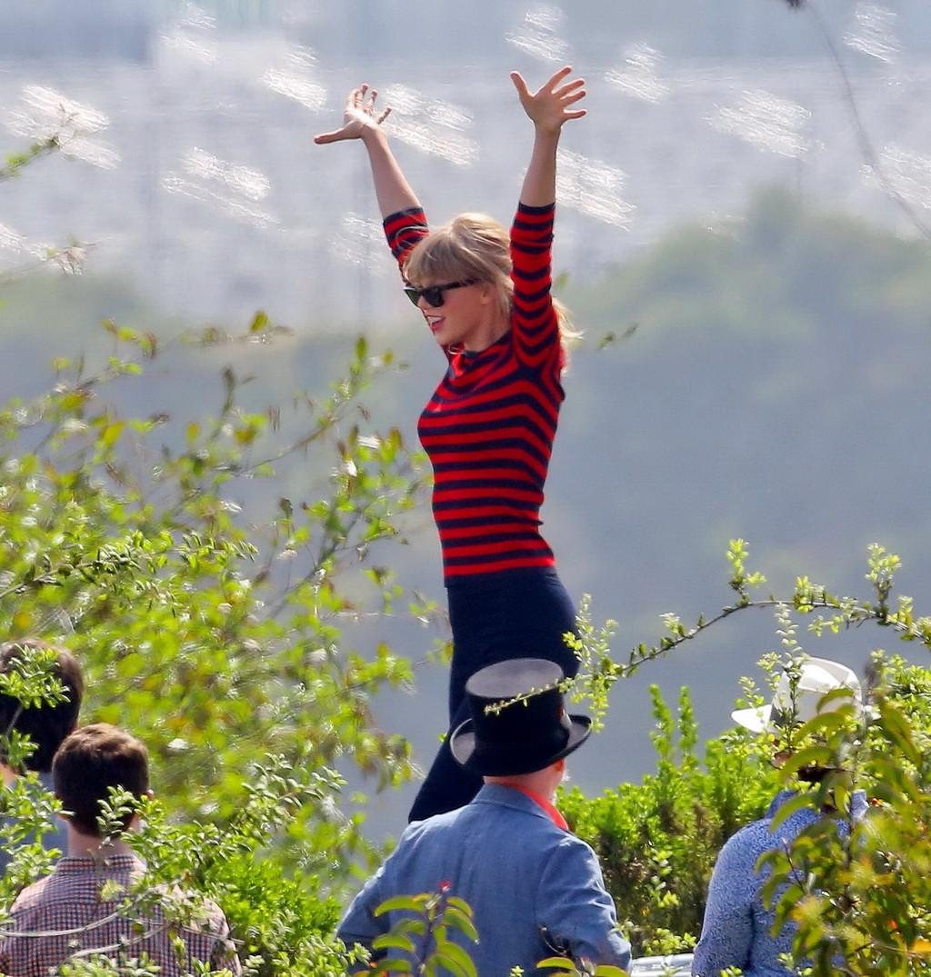 16P Taylor Swift showing off her ass  legs on the music video set in LA