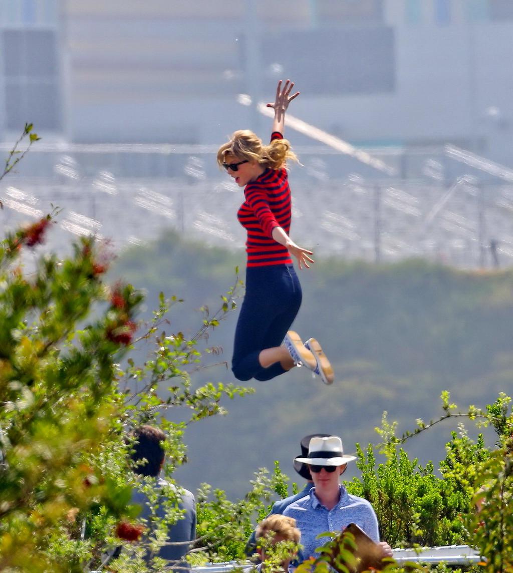 16P Taylor Swift showing off her ass  legs on the music video set in LA