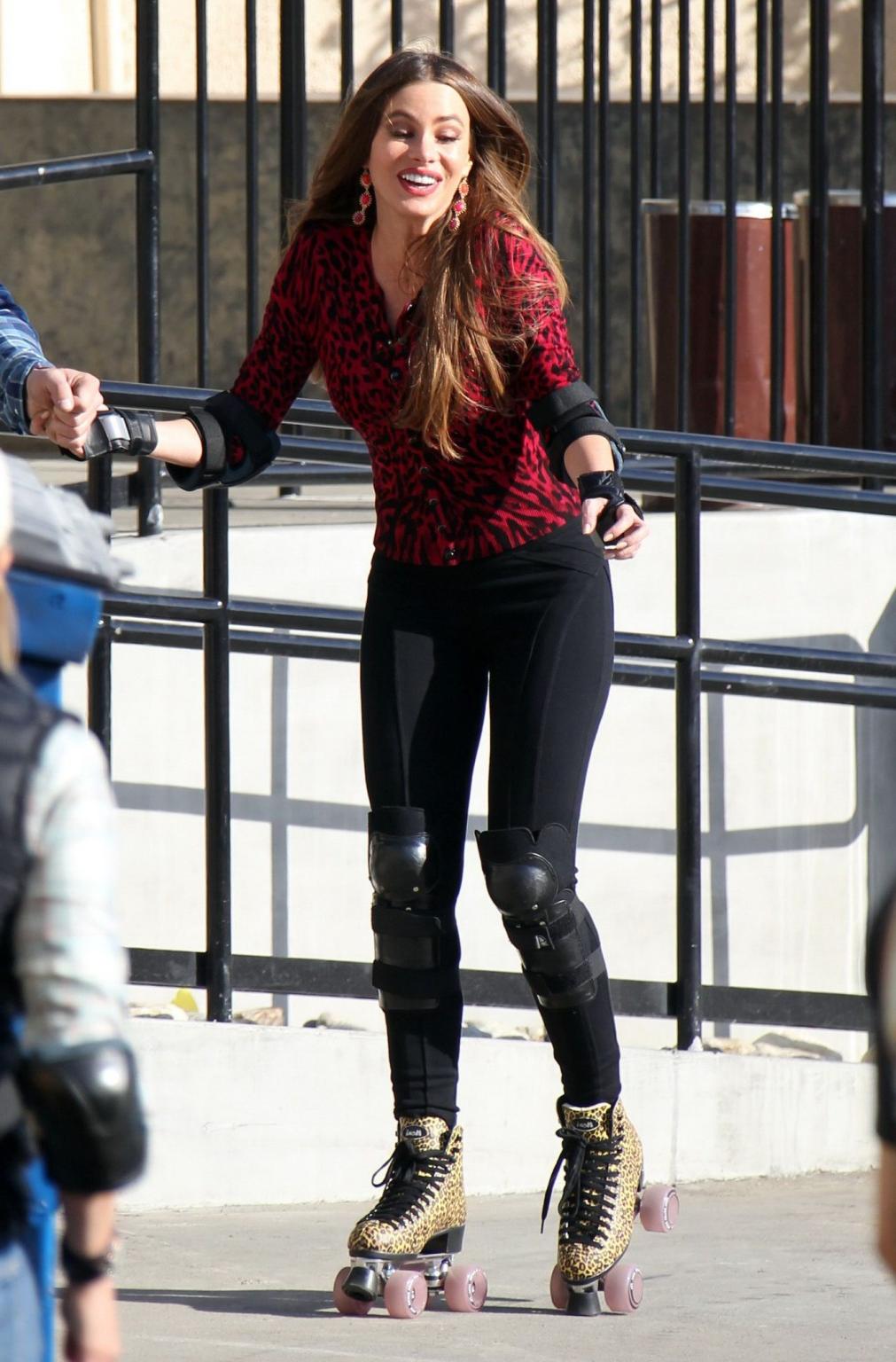 10P Sofia Vergara shows off her ass in tights while skating on the 'Modern Family' s