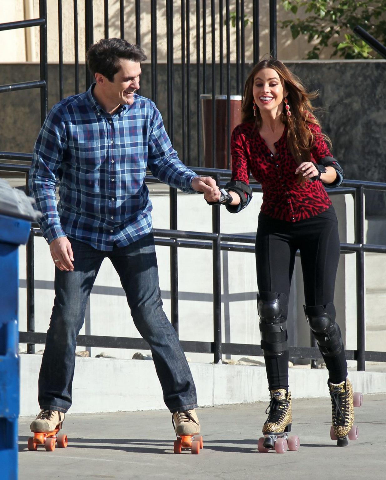 10P Sofia Vergara shows off her ass in tights while skating on the 'Modern Family' s