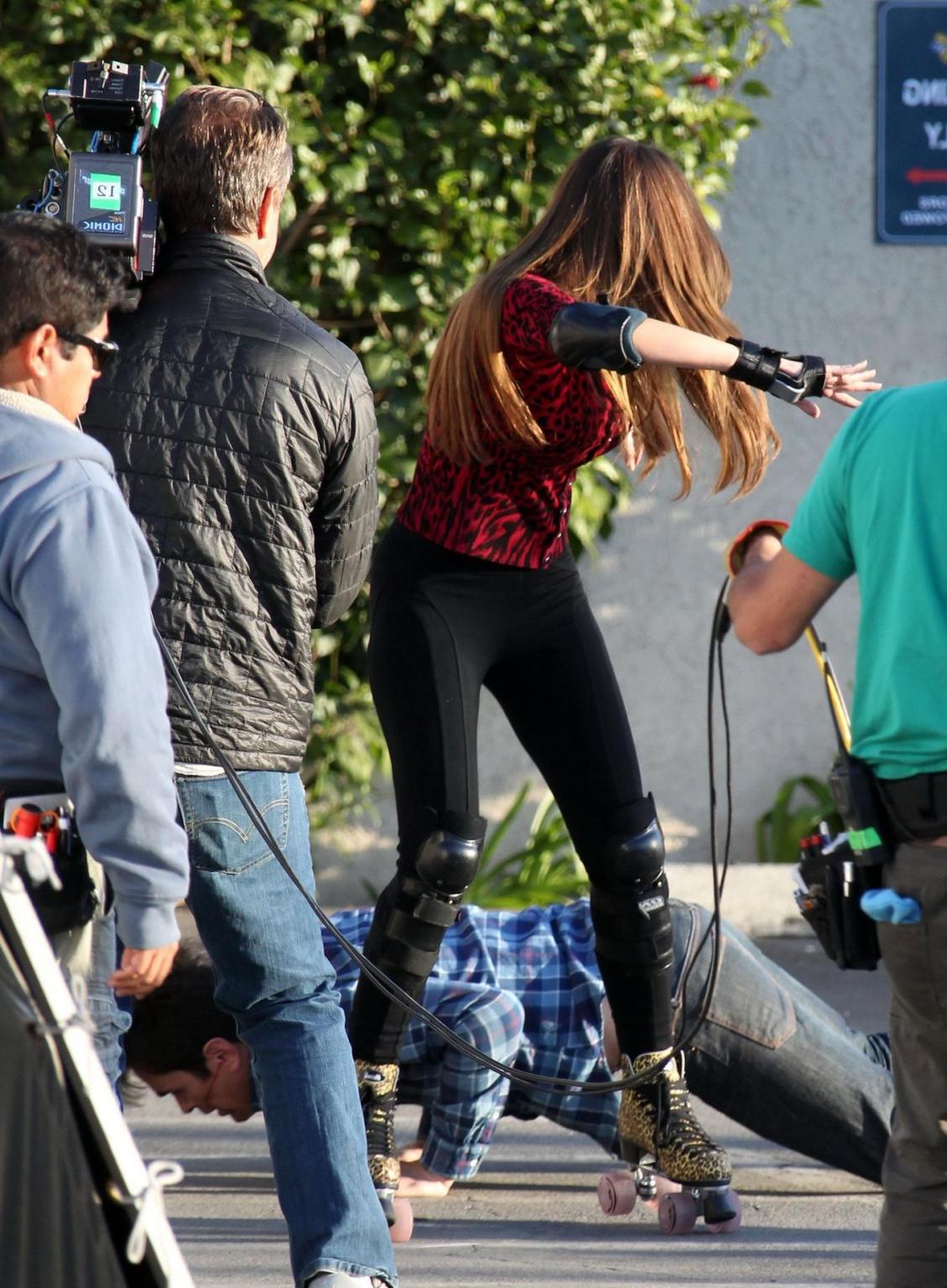 10P Sofia Vergara shows off her ass in tights while skating on the 'Modern Family' s