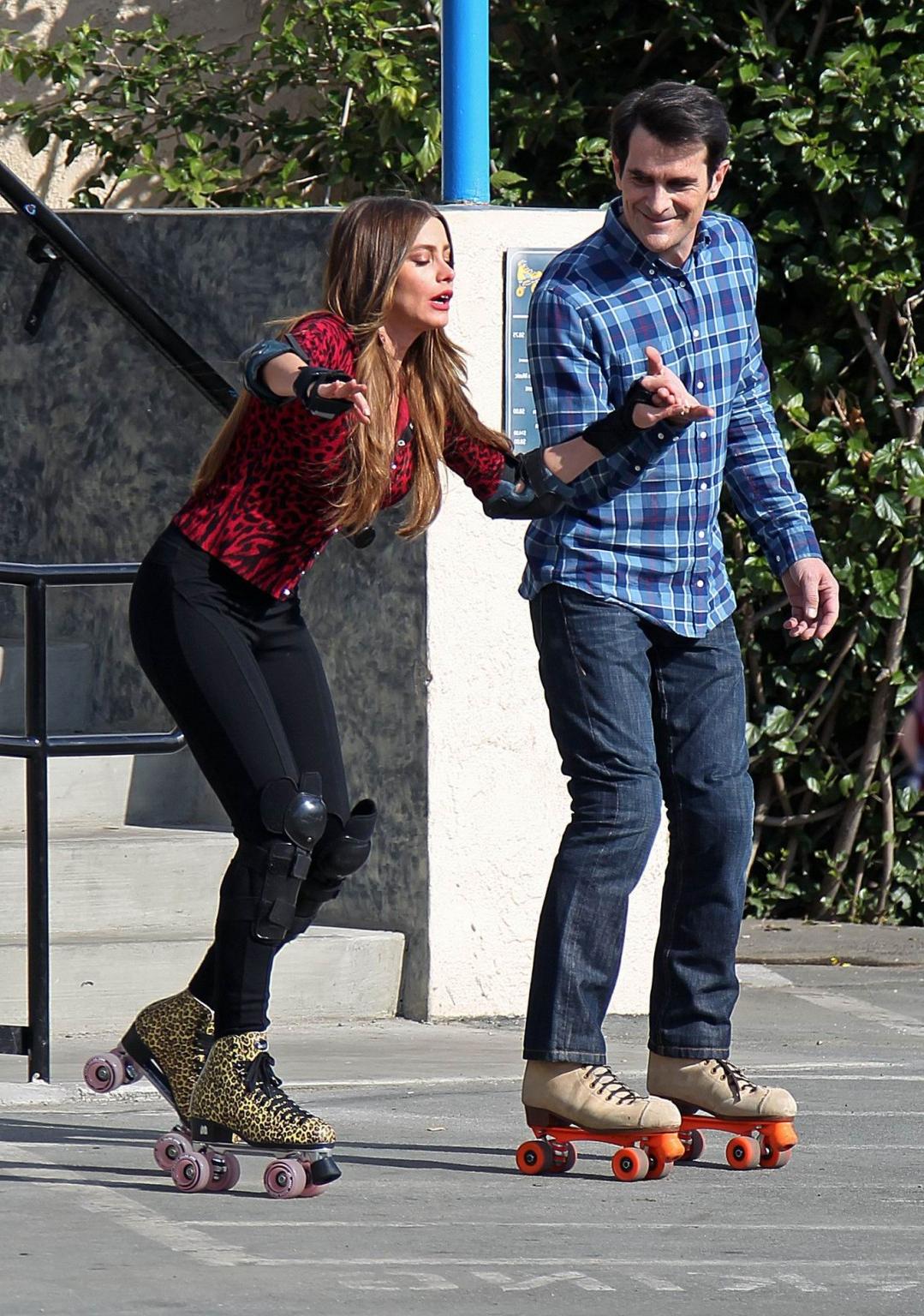 10P Sofia Vergara shows off her ass in tights while skating on the 'Modern Family' s