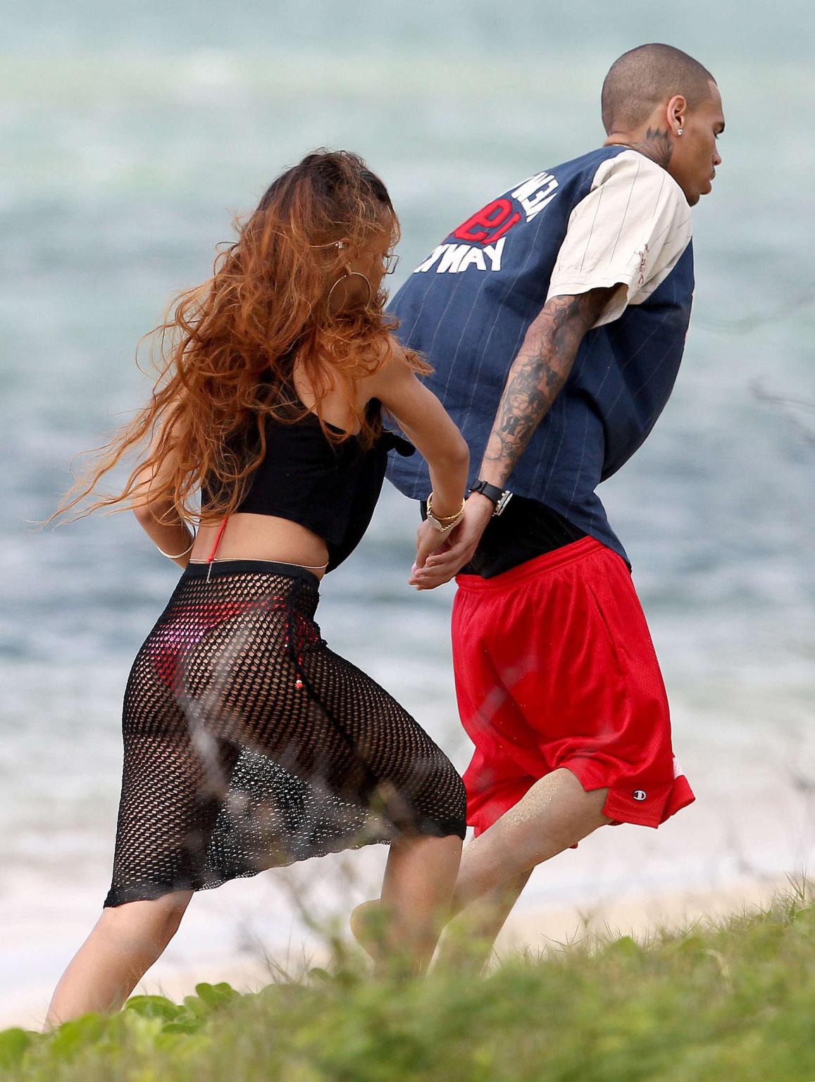 10P Rihanna in bikini bottom  fishnet showing off her ass in Hawaii for her birthday