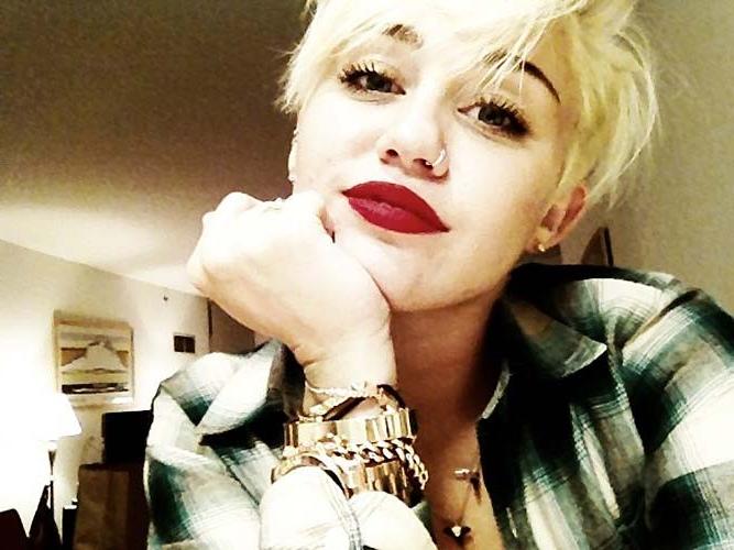 10P Miley Cyrus with new short haircut on private photos