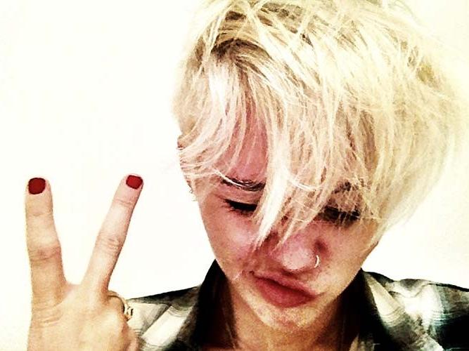 10P Miley Cyrus with new short haircut on private photos