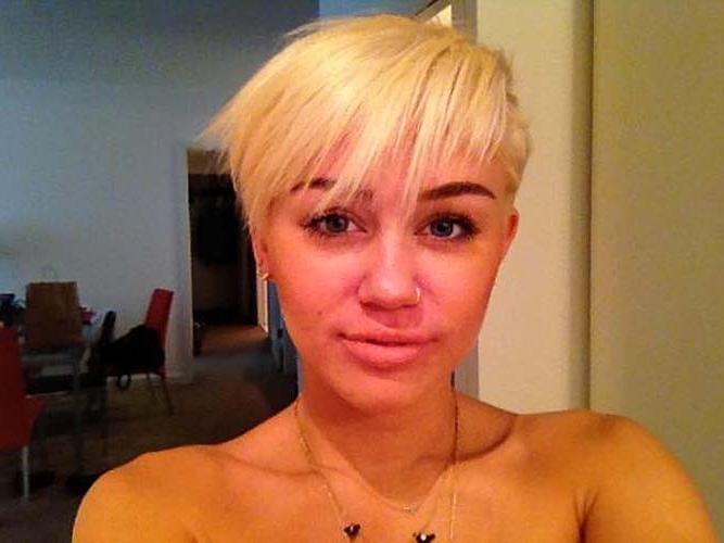 10P Miley Cyrus with new short haircut on private photos