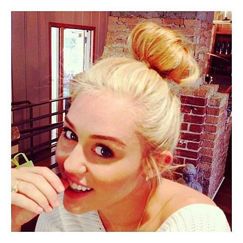 10P Miley Cyrus with new short haircut on private photos