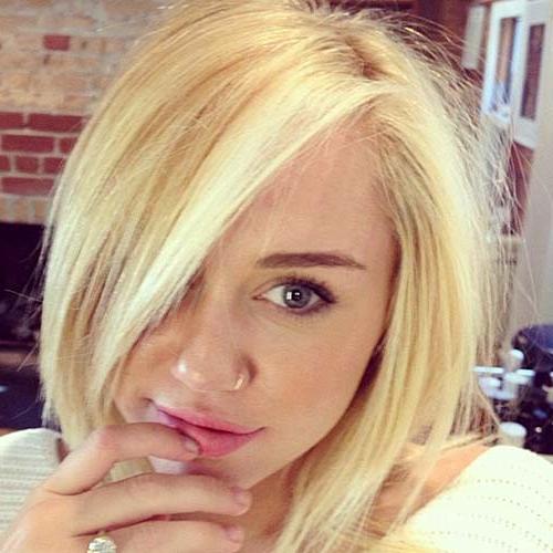 10P Miley Cyrus with new short haircut on private photos