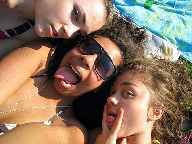 10P Sarah Hyland looking very hot and sexy on private photos