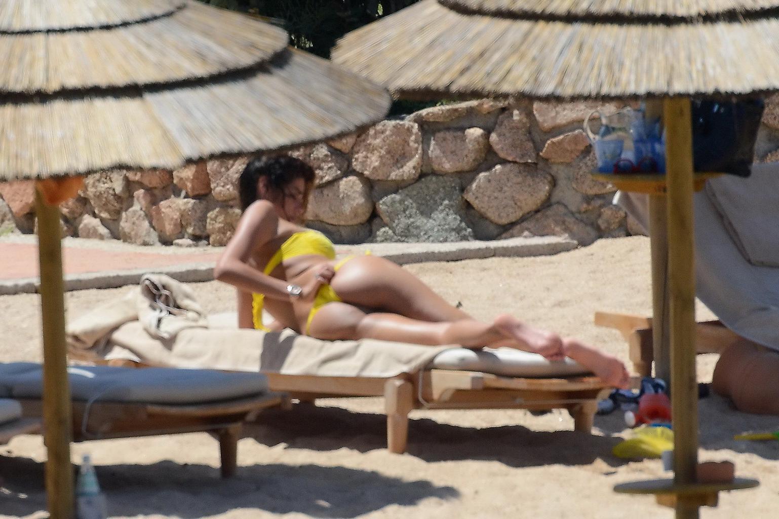10P Aida Yespica showing off her ass wearing a yellow thong bikini in Sardinia