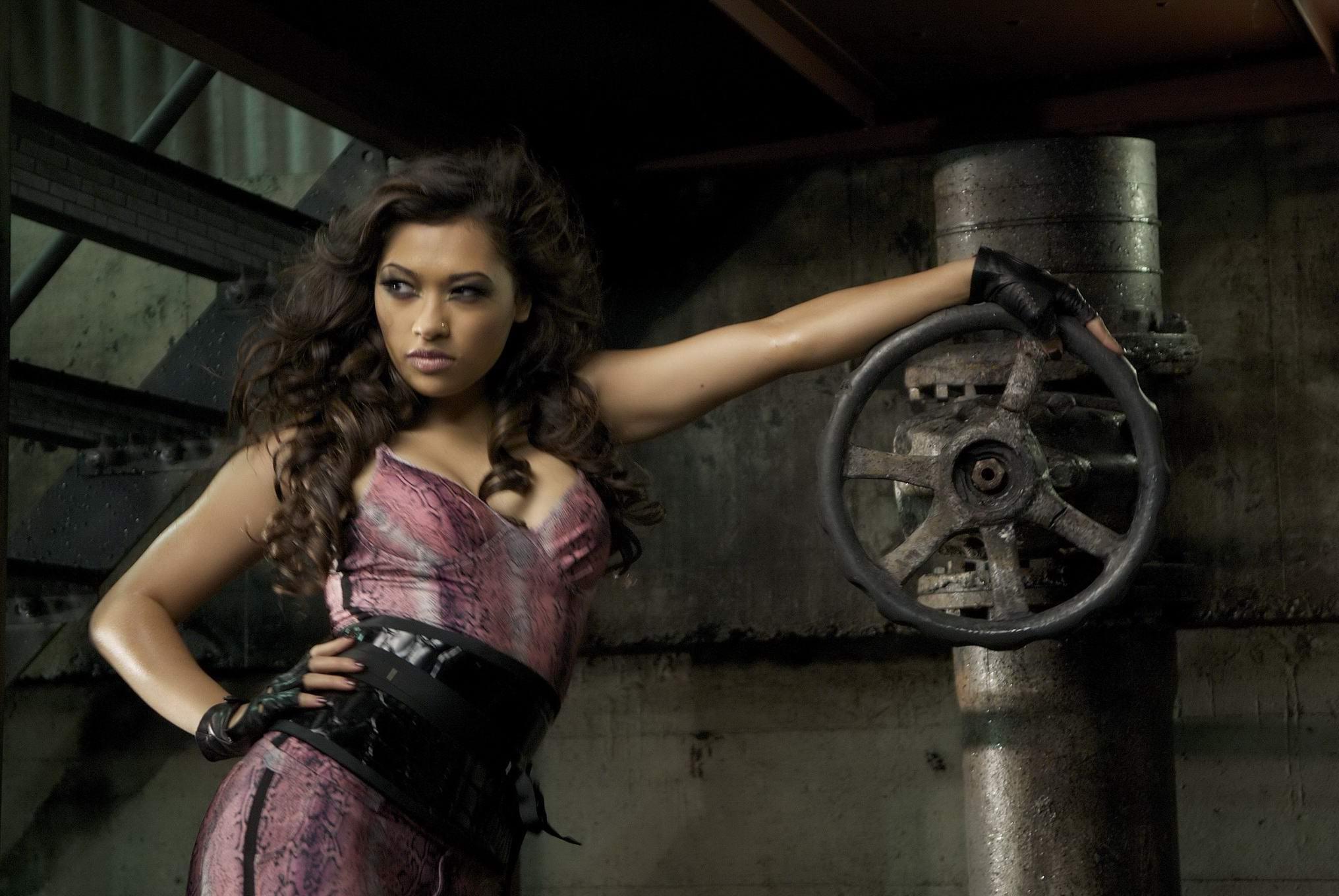 10P Vanessa White showing off her ass in tight pants at the music video set