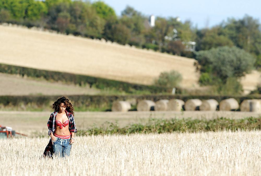 25P Rihanna - sexy while filming a music video in Ireland