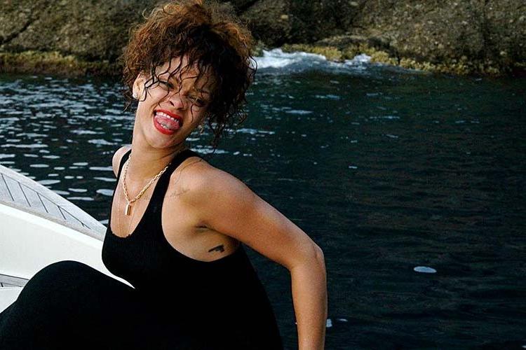 16P Rihanna looking very hot and sexy on her private photos