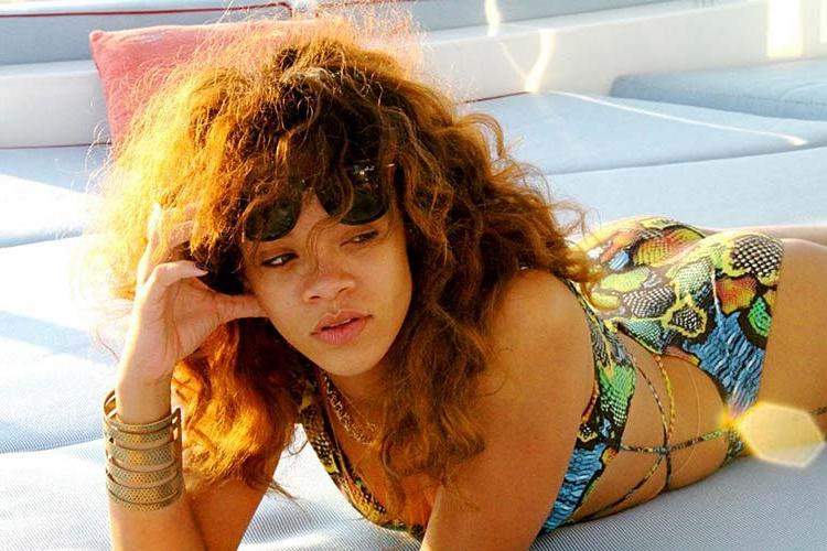 16P Rihanna looking very hot and sexy on her private photos