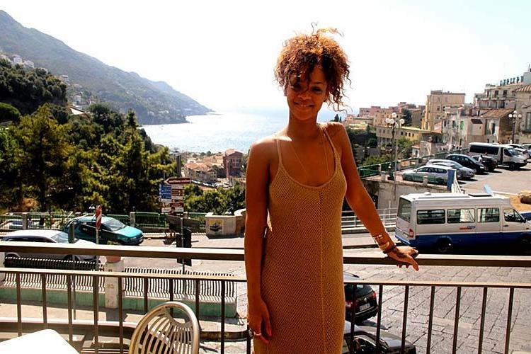 16P Rihanna looking very hot and sexy on her private photos