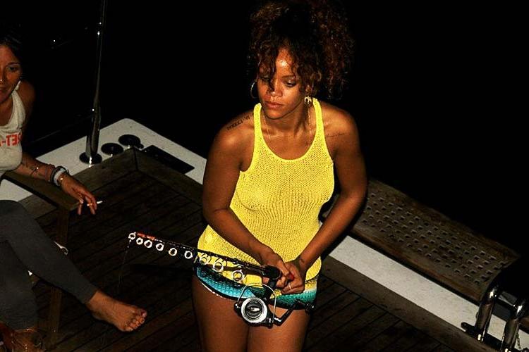 16P Rihanna looking very hot and sexy on her private photos