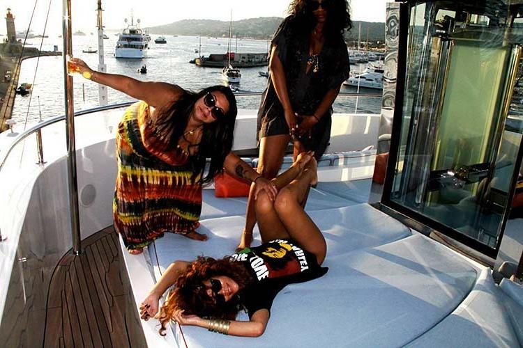 16P Rihanna looking very hot and sexy on her private photos