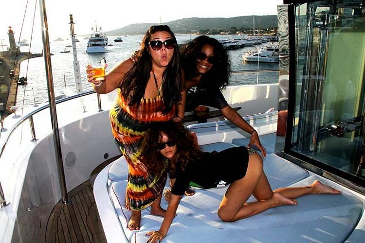 16P Rihanna looking very hot and sexy on her private photos
