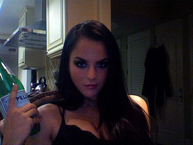 16P Joanna Jojo Levesque looking very hot and sexy on private photos