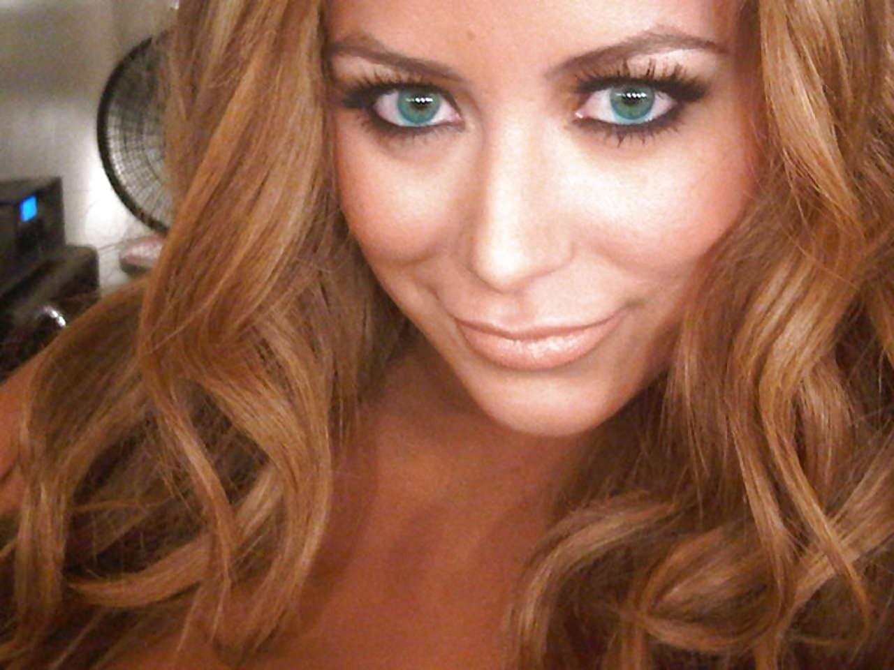 16P Aubrey O'Day with girlfriend posing in thong for Twitter