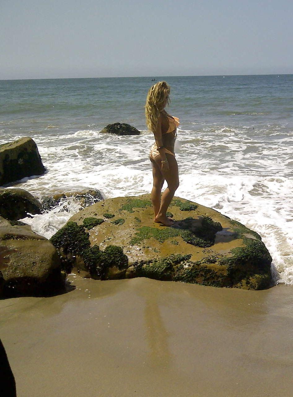 16P Aubrey O'Day with girlfriend posing in thong for Twitter